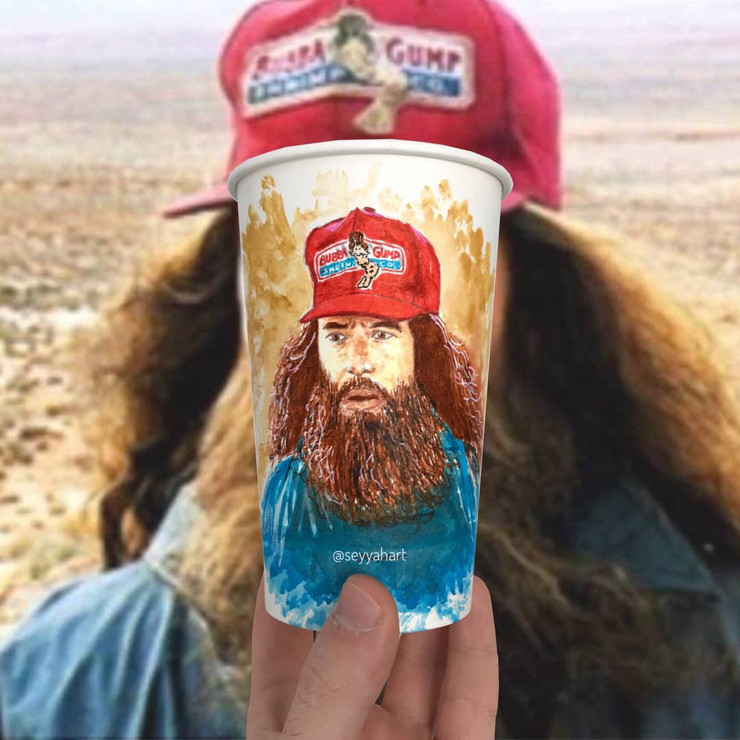 Berk Armagan artista viejero vasos de carton retrato hombre con gorra
