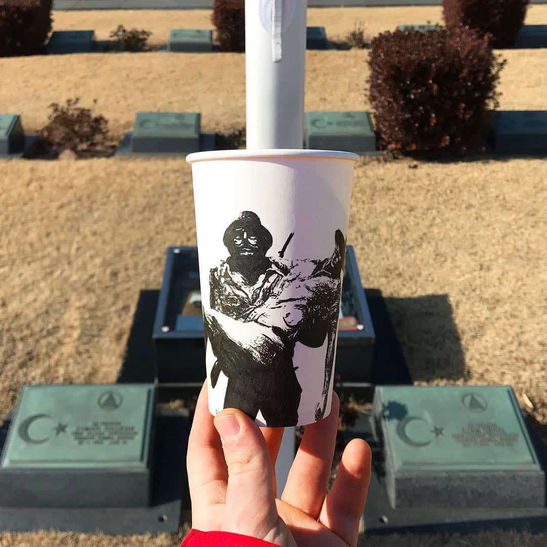 Berk Armagan artista viejero vasos de carton war