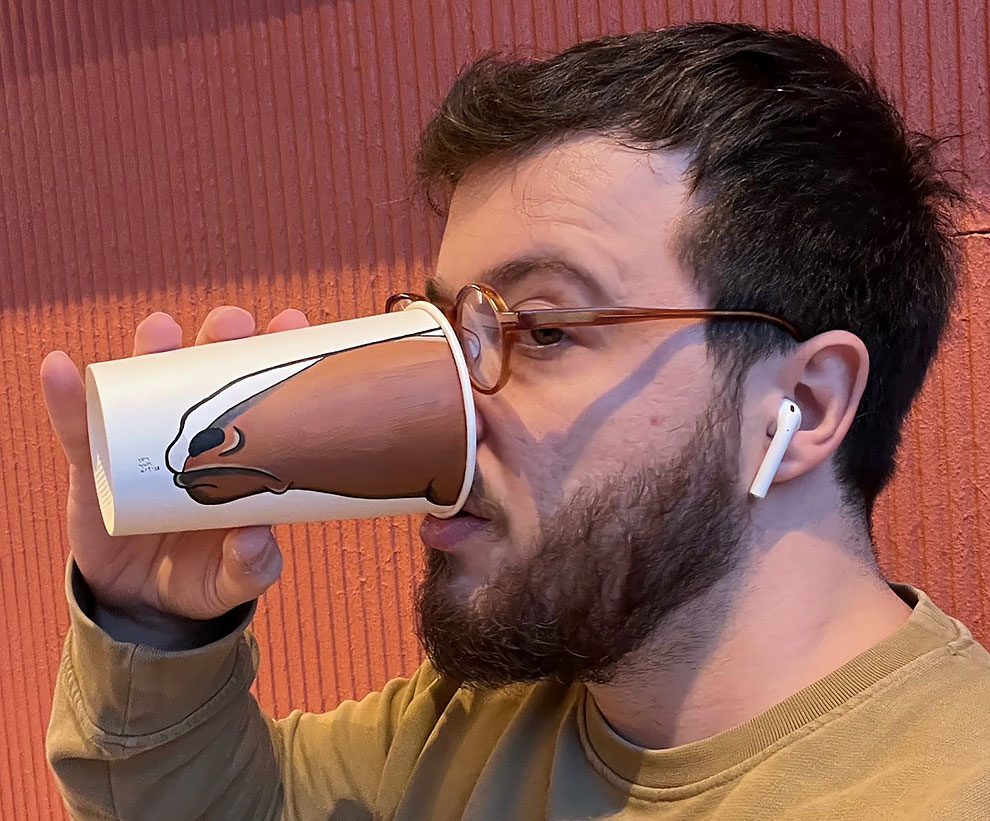 Berk Armagan artista viejero vasos de carton