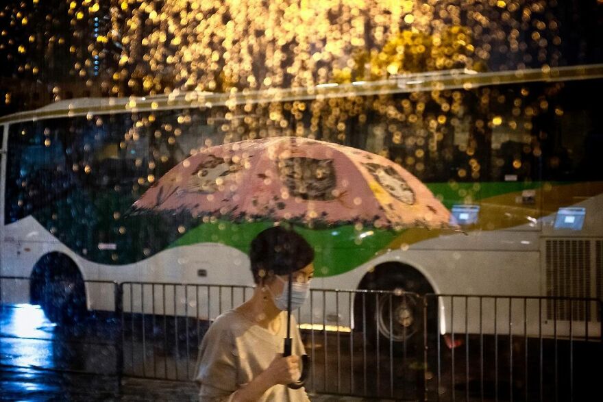 edaswong FOTOGRAFIA DE CALLE MOMENTOS INESPERADOS LLUVIA DORADA REFLEJO