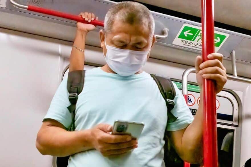 edaswong FOTOGRAFIA DE CALLE MOMENTOS INESPERADOS MANO EXTRA EN EL METRO