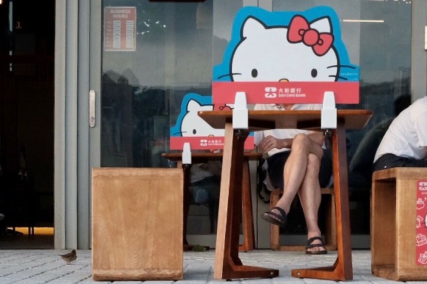 edaswong FOTOGRAFIA DE CALLE MOMENTOS INESPERADOS PIERNAS DE HELLO KITTY