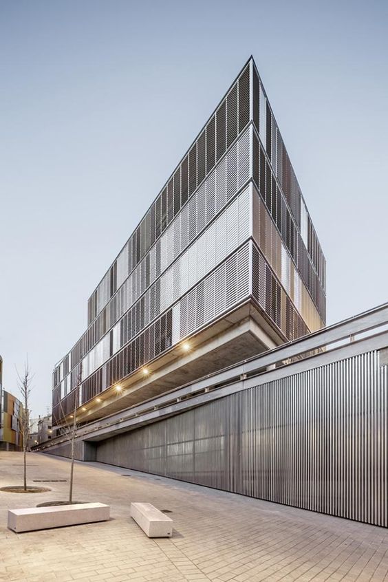 Edificio creado con aluminio