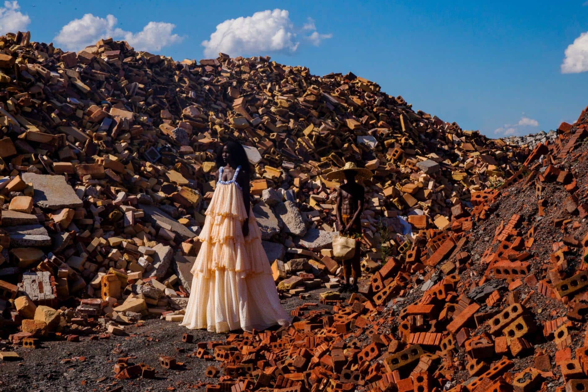 the first woman fotografia de moda de Yannis Davy Guibinga