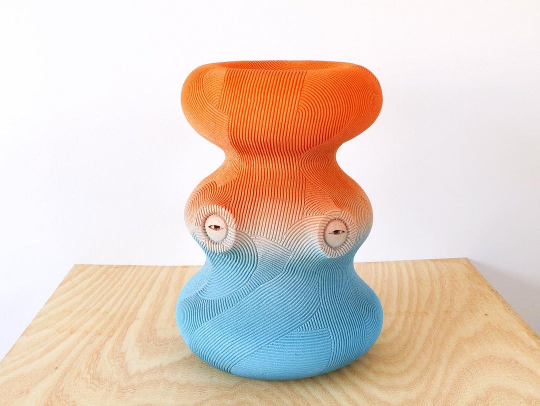 En Iwamura escultura ceramica naranja y azul
