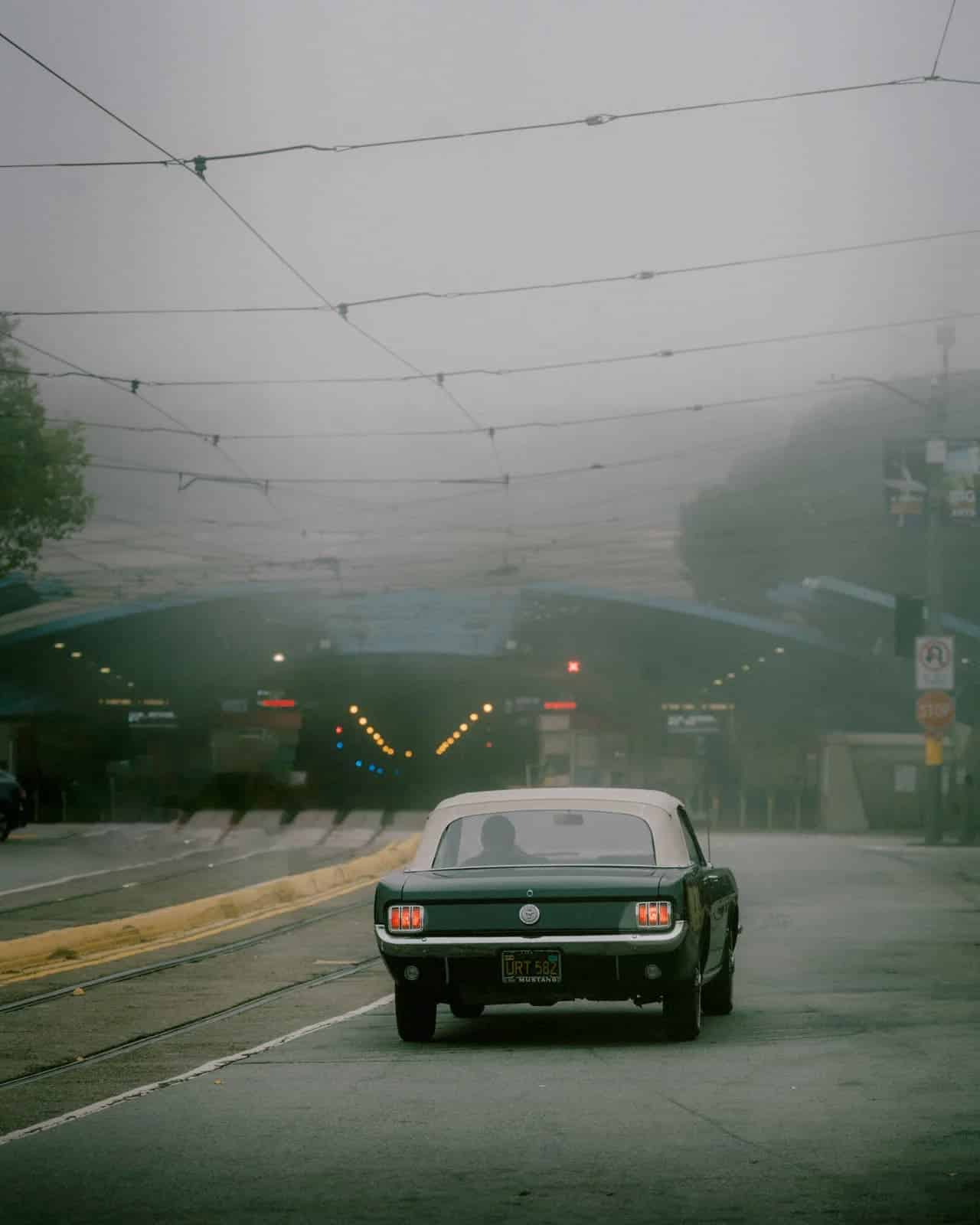 Joshua Singh fotografia callejera de san francisco niebla coche retro