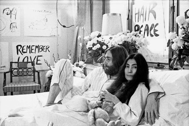 bed in yoko por la paz