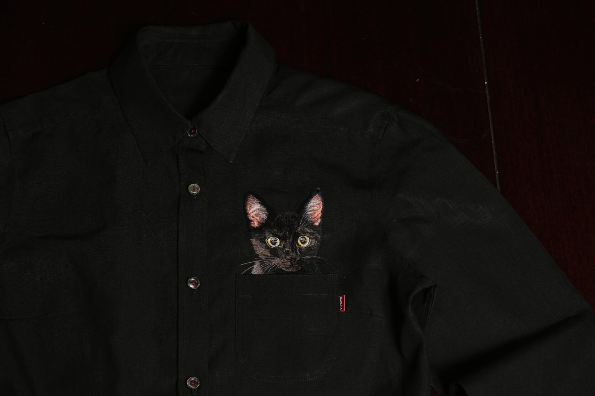 bordados de gatos sobre bolsillos por Hiroko Kubota gato negro