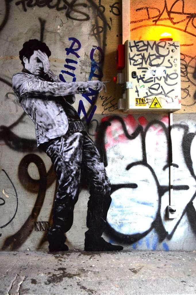 street art - levalet - caja luz