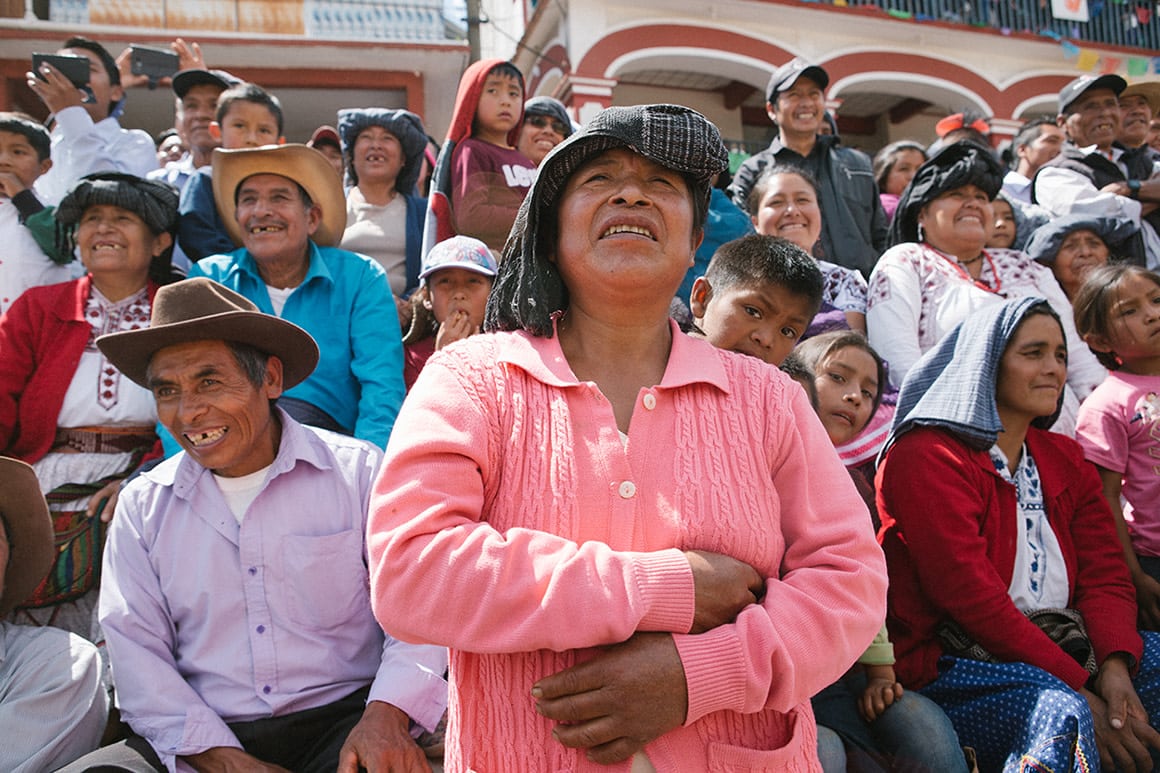 Público viendo un partido de baloncesto en méxico