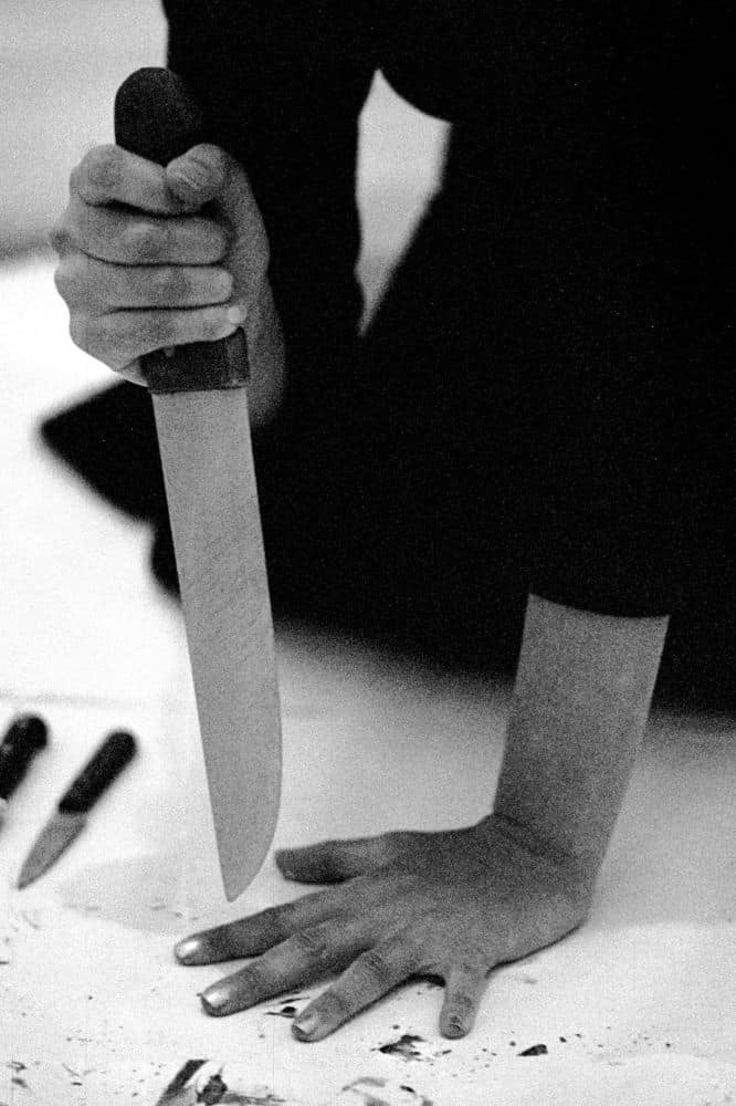 MARINA ABRAMOVICH PERFORMANCE 1974 CHUCHILLOS MANO