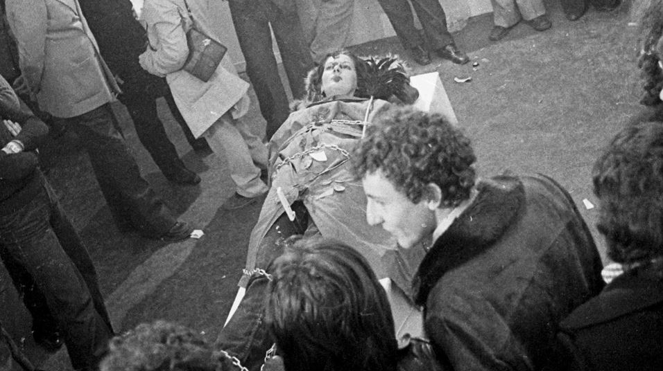 MARINA ABRAMOVICH PERFORMANCE 1974
