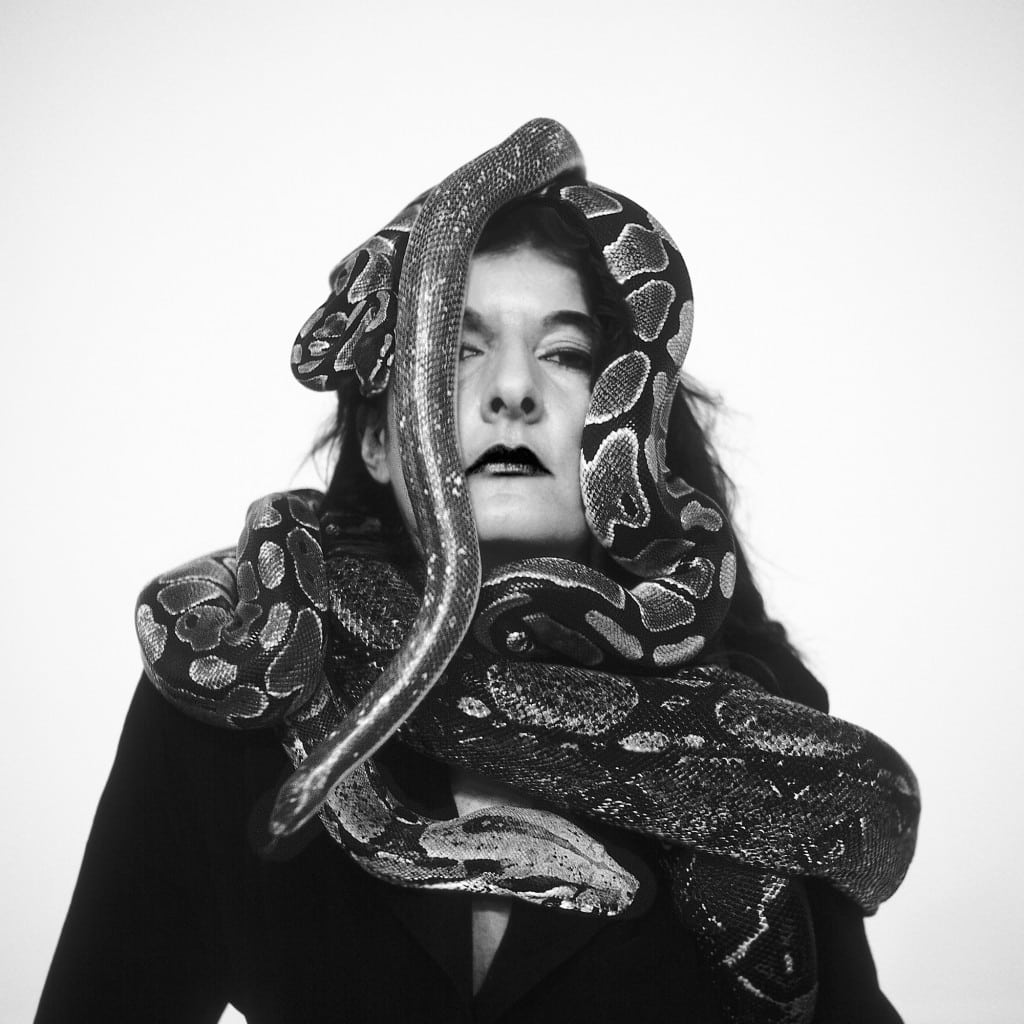 MARINA ABRAMOVICH PERFORMANCE SERPIENTE