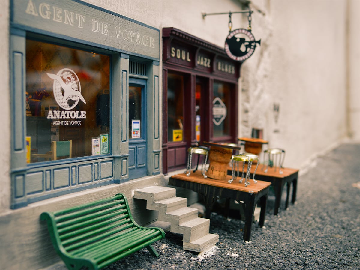 anonymouse instalaciones diminutas en calles agencia de viajes