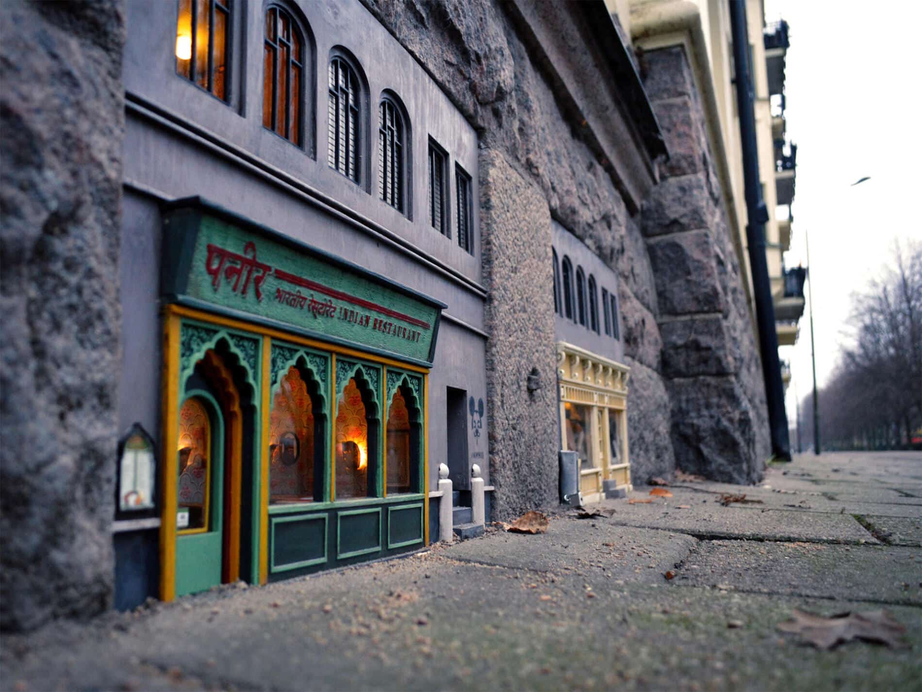 anonymouse instalaciones diminutas en calles restaurante