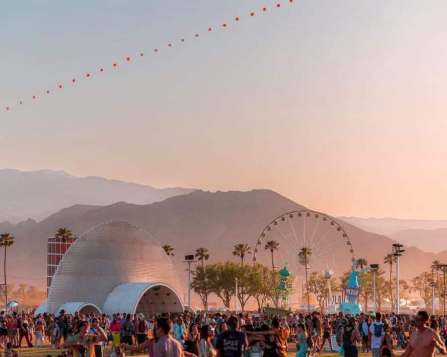 coachella espectra arquitectura d efimera cadena de globos
