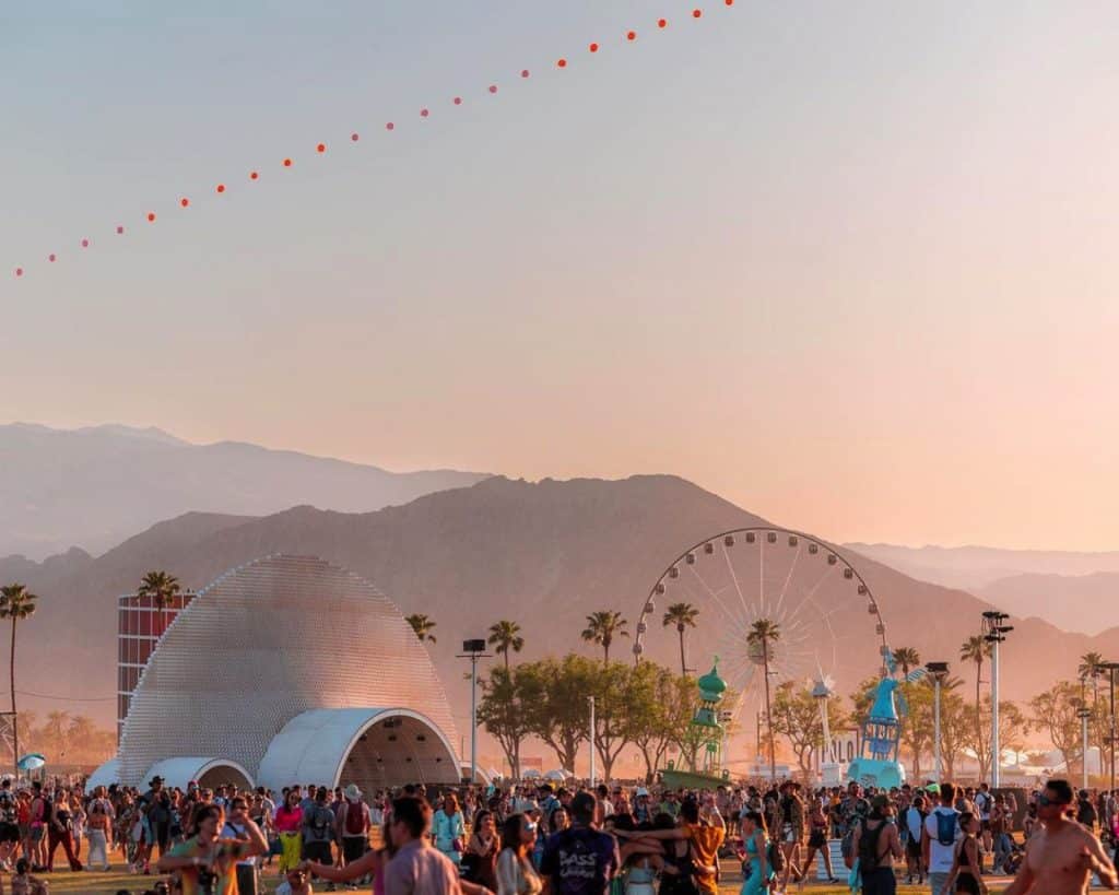 coachella espectra arquitectura d efimera cadena de globos