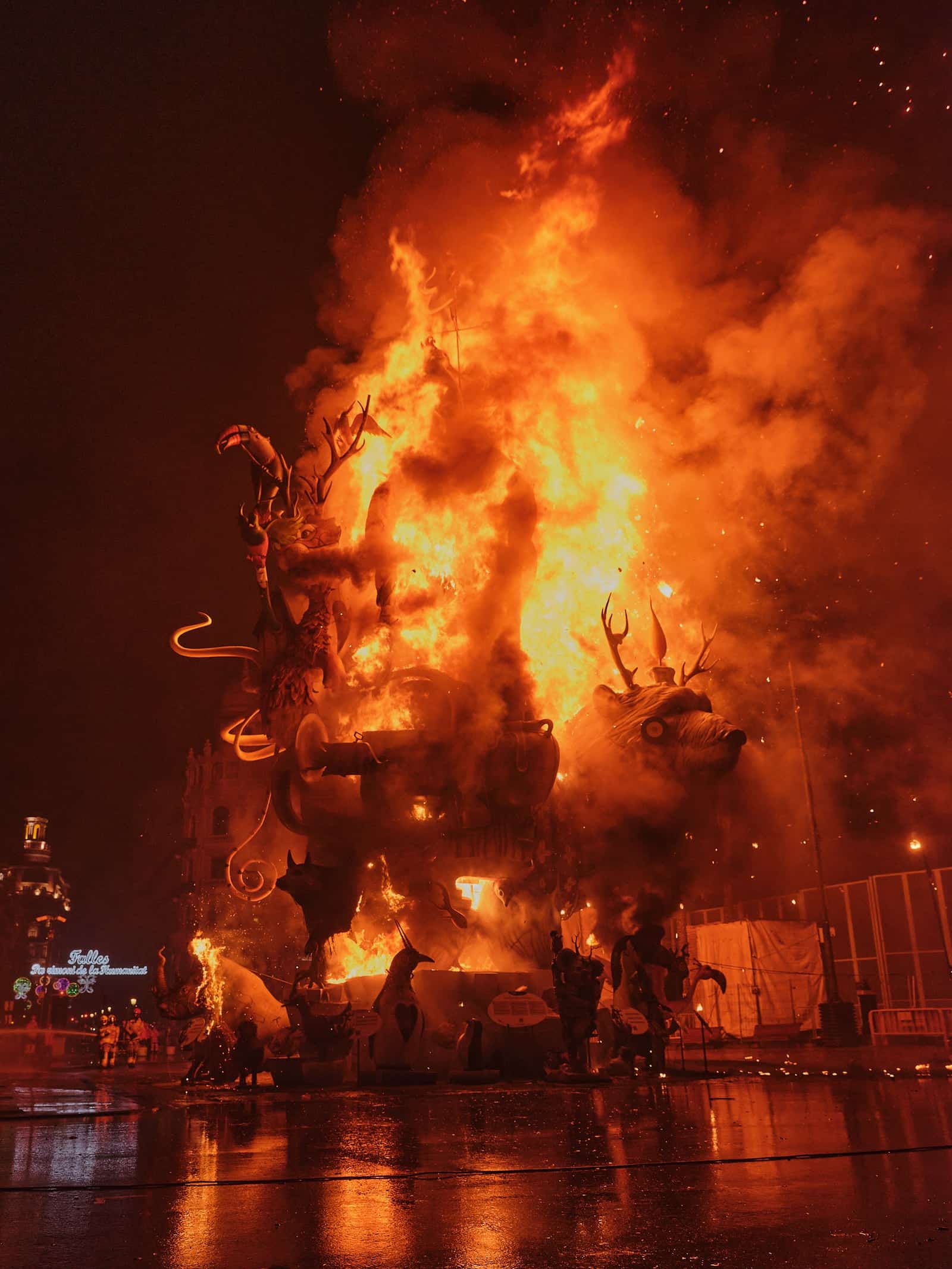 dulk fallas de valencia 2022 oso polar espectaculo quema