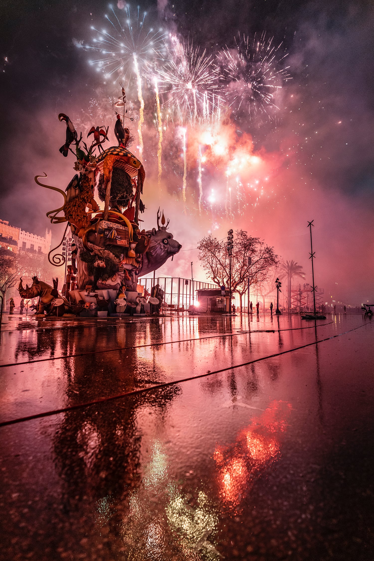 dulk fallas de valencia 2022 oso polar espectaculo surreal pirotecnia