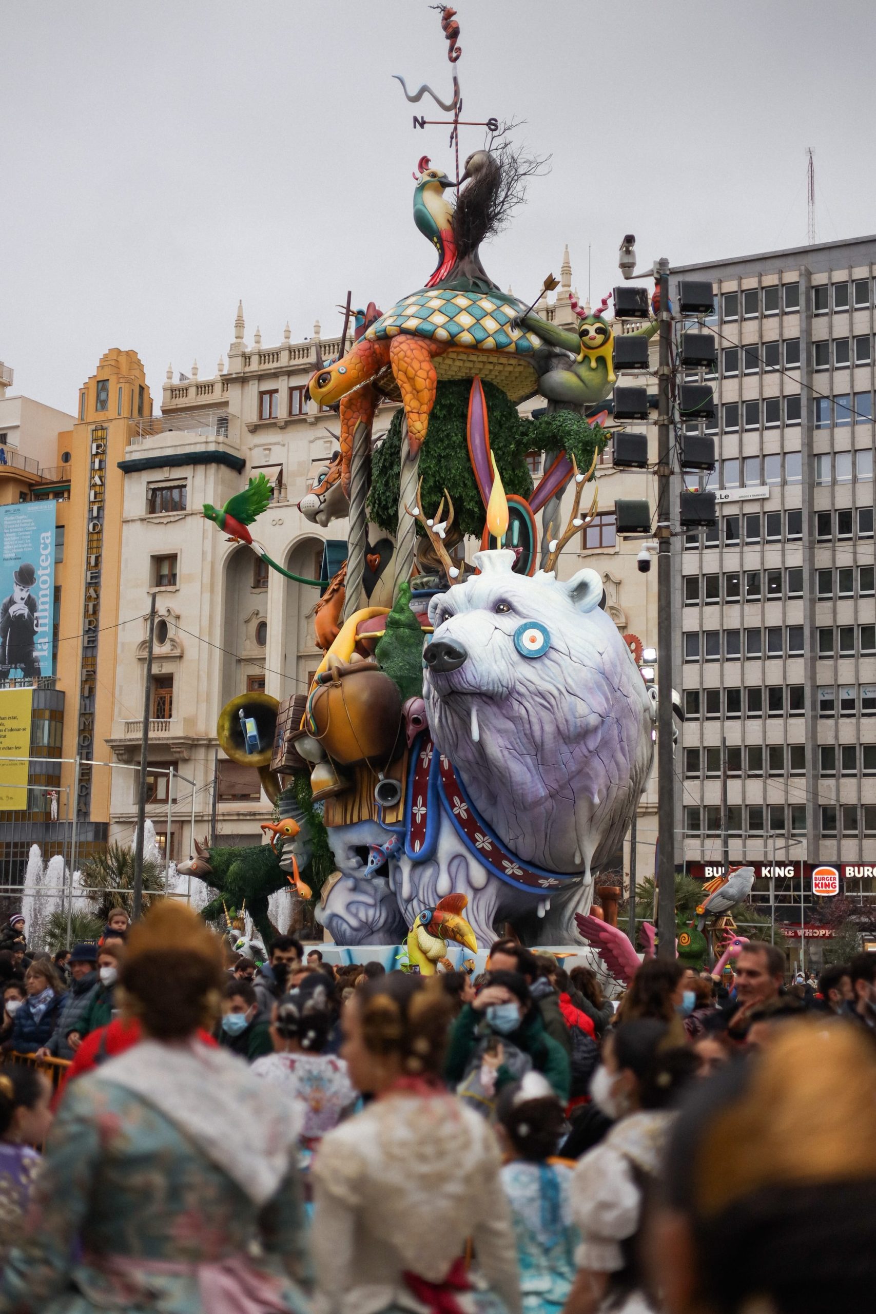dulk fallas de valencia 2022 oso polar espectaculo surreal