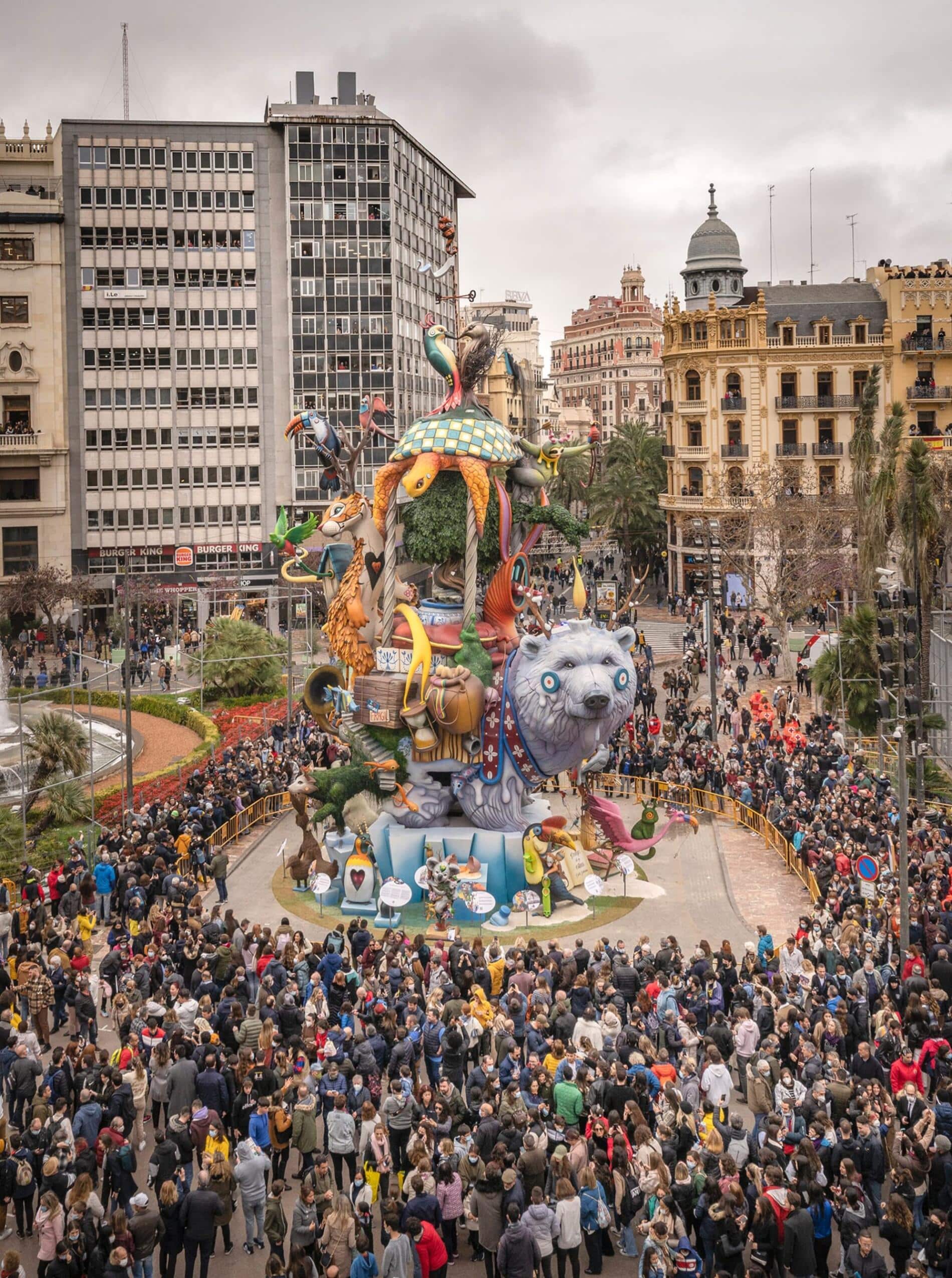 dulk fallas de valencia 2022 oso polar protege lo que amas