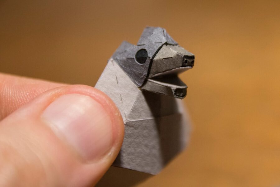 eculturas de papel de Juan Nicolás Elizalde de murcielagos especies salvajes miniatura