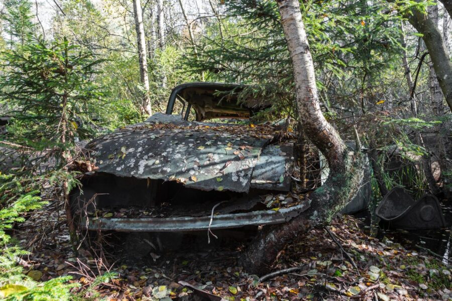 jonk fotografia de arquitectura abandonada Un cementerio de coches en Suecia