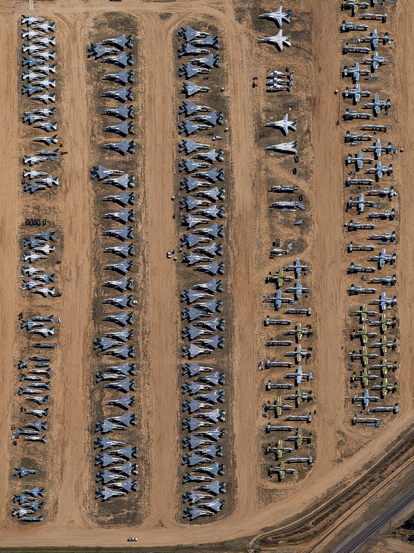 Bernhard Lang fotogfrafia aerea cementerio de aviones geometrico
