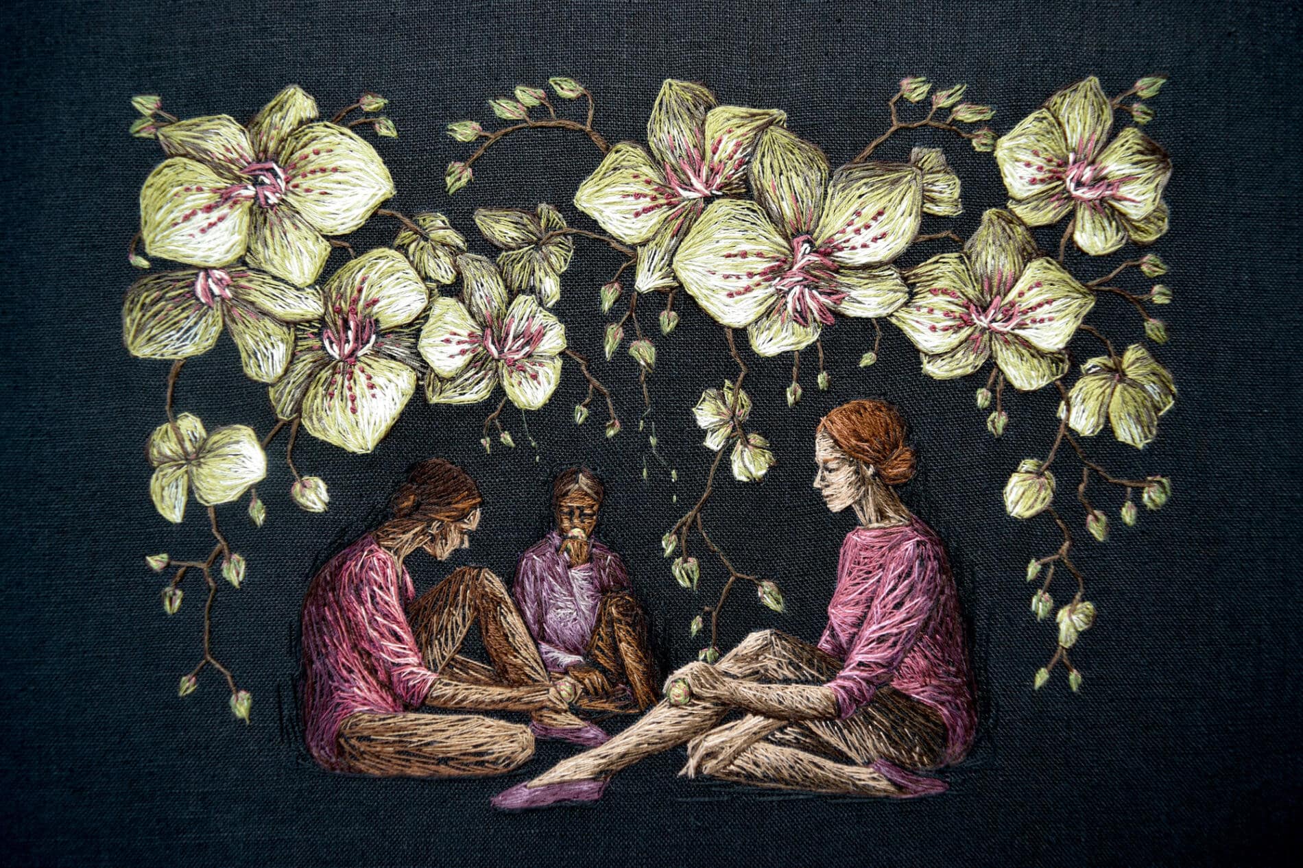 Michelle Kingdom bordados We grow accustomed to the dark