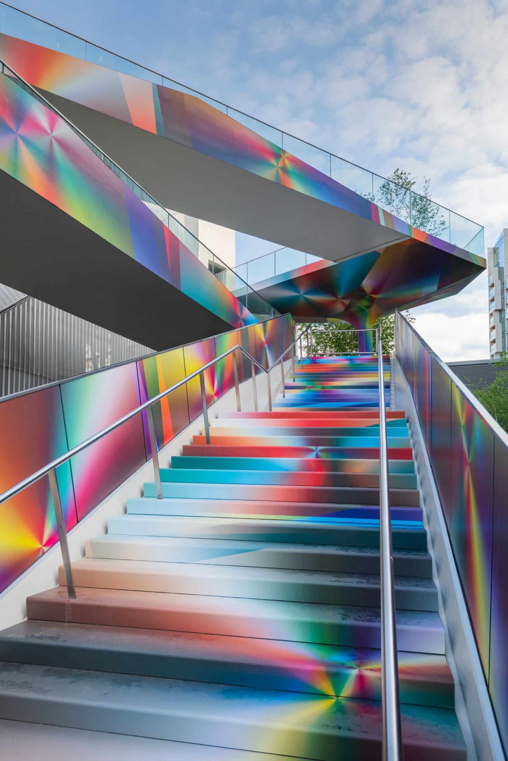 elipe panrtone puente arte cromatico que envuelve un puente peatonal en inglaterra