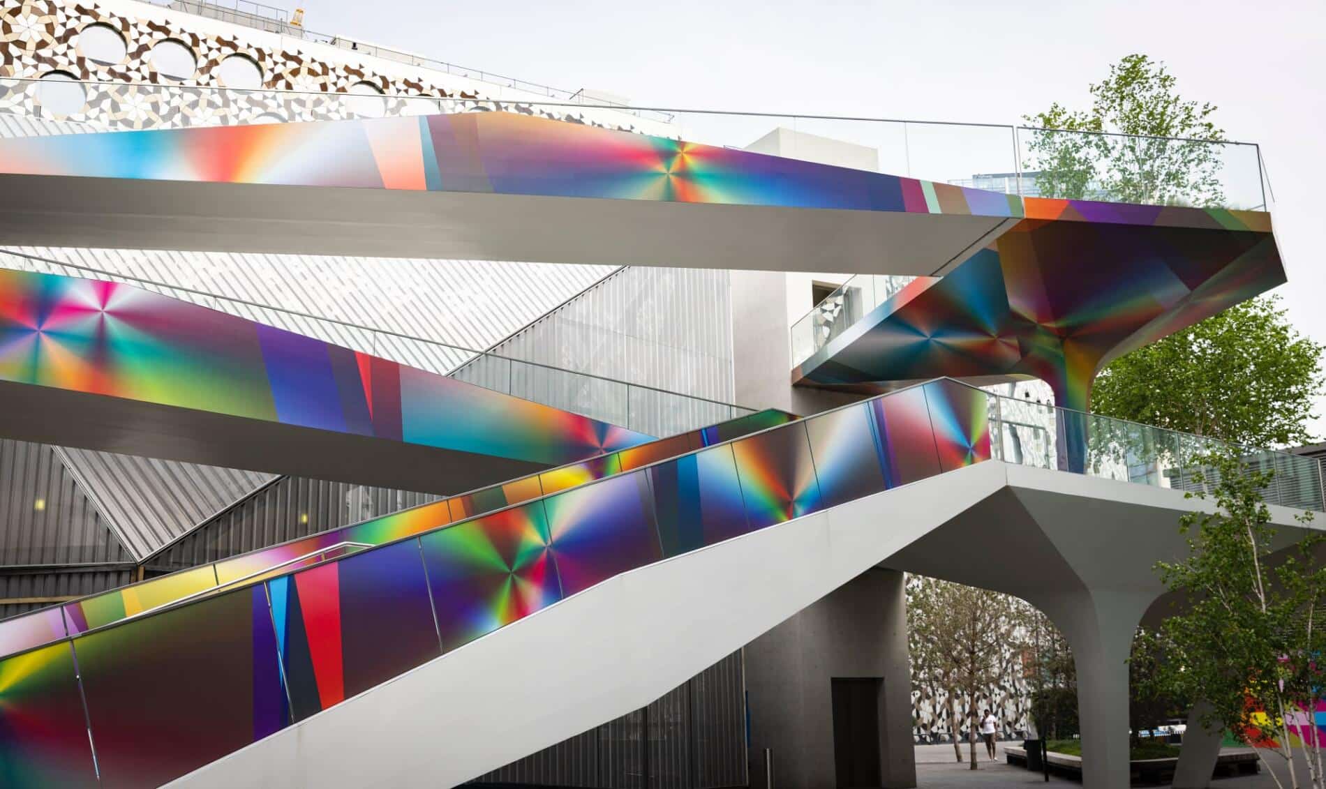 pasarela caleidoscopica intervenida por felipe pantone