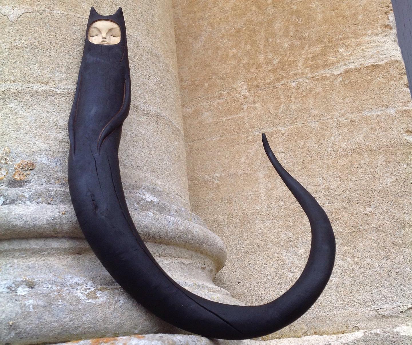 piezas surreales talladas en madera por tach pollard folclore cat