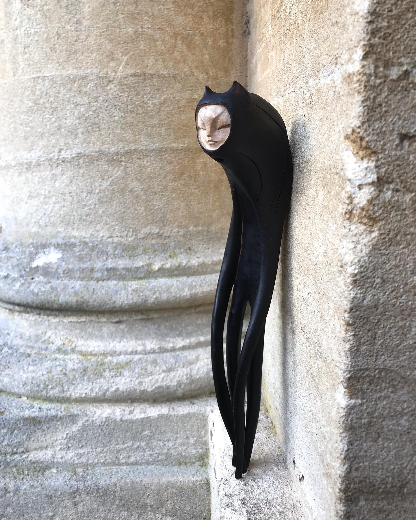 piezas surreales talladas en madera por tach pollard sillueta negra d