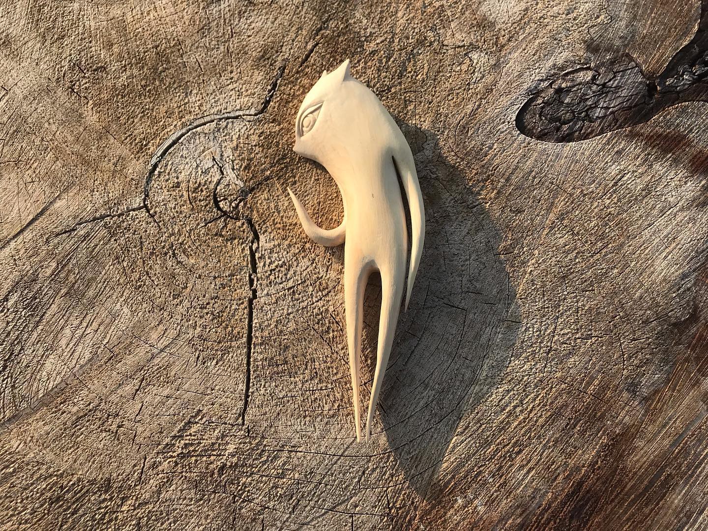 piezas surreales talladas en madera por tach pollard wood