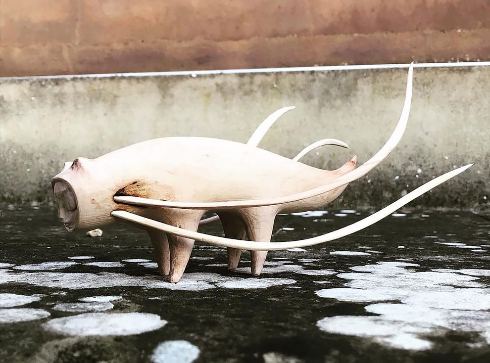 piezas surreales talladas en madera por tach pollard