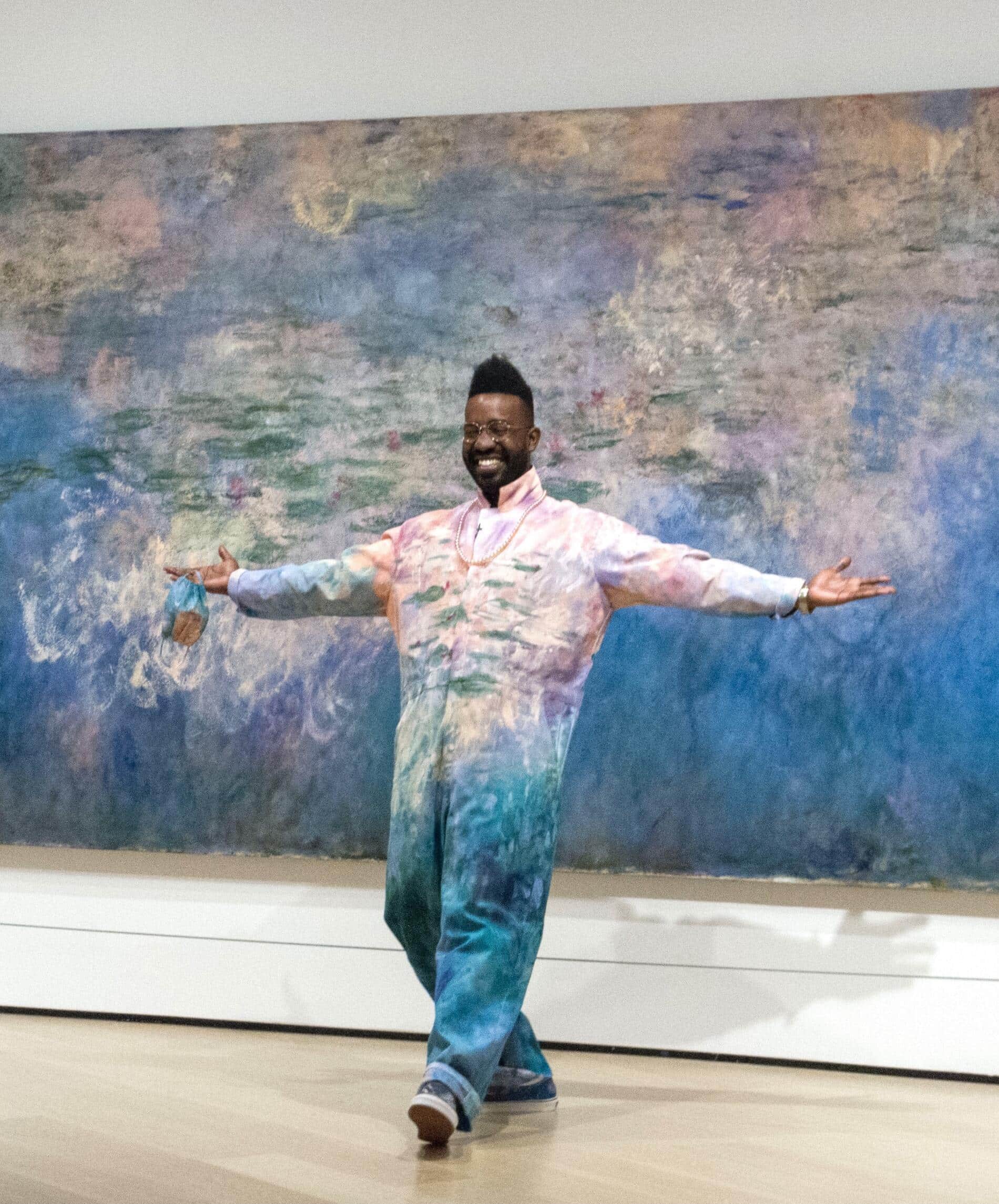 Mono de trabajo de Chet Gold inspirado en Claude Monet, Nenúfares (1914-26) en el Museo de Arte Moderno. Imagen de Gina Tatianna