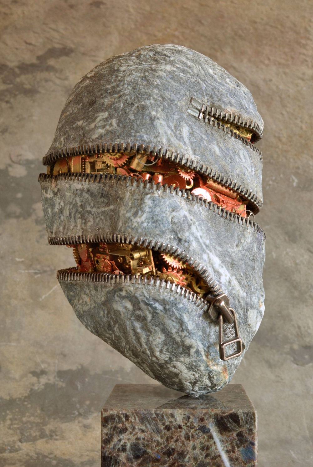 Hirotoshi Ito escultura de piedras escenas surreales