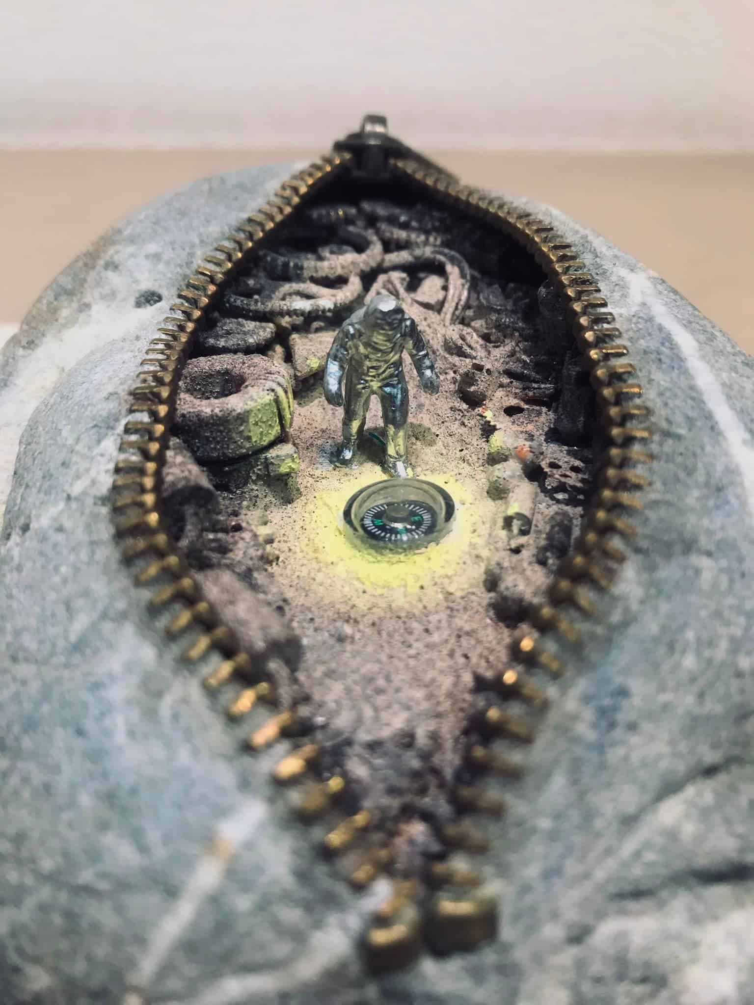 Hirotoshi Ito escultura de piedras escenas surrealistas