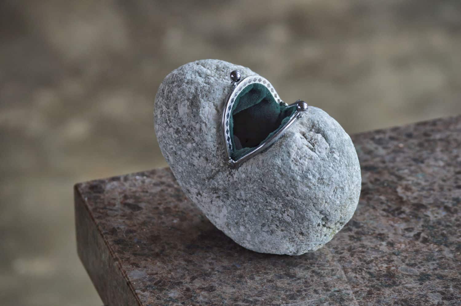 Hirotoshi Ito escultura de piedras monedero ch