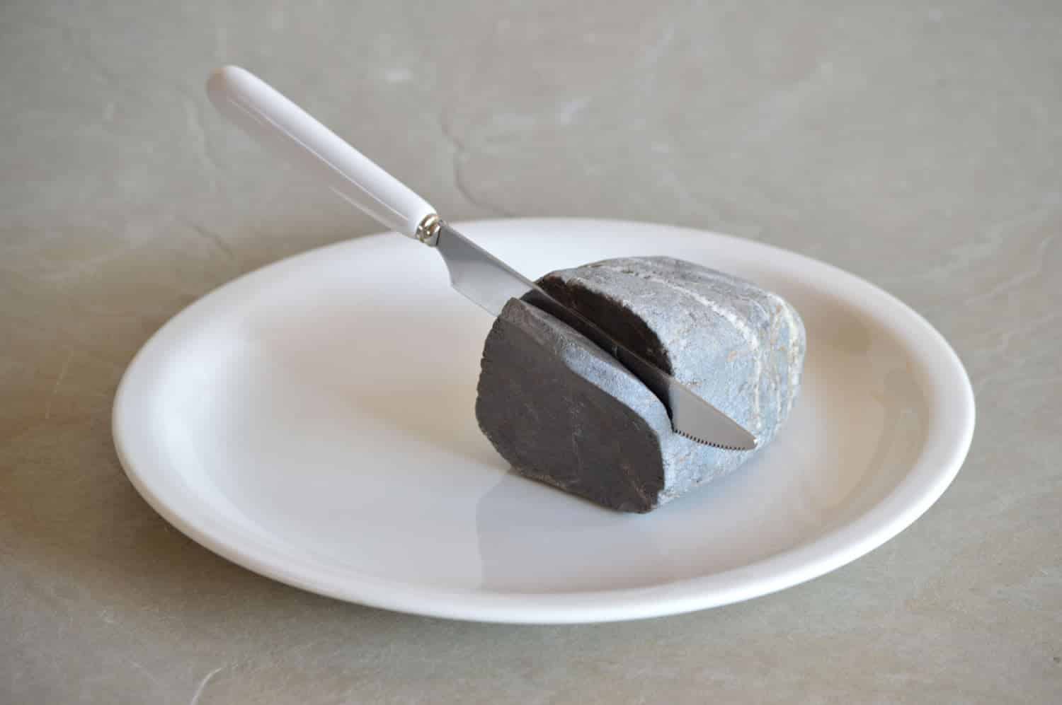 Hirotoshi Ito escultura de piedras que parecen de otro material
