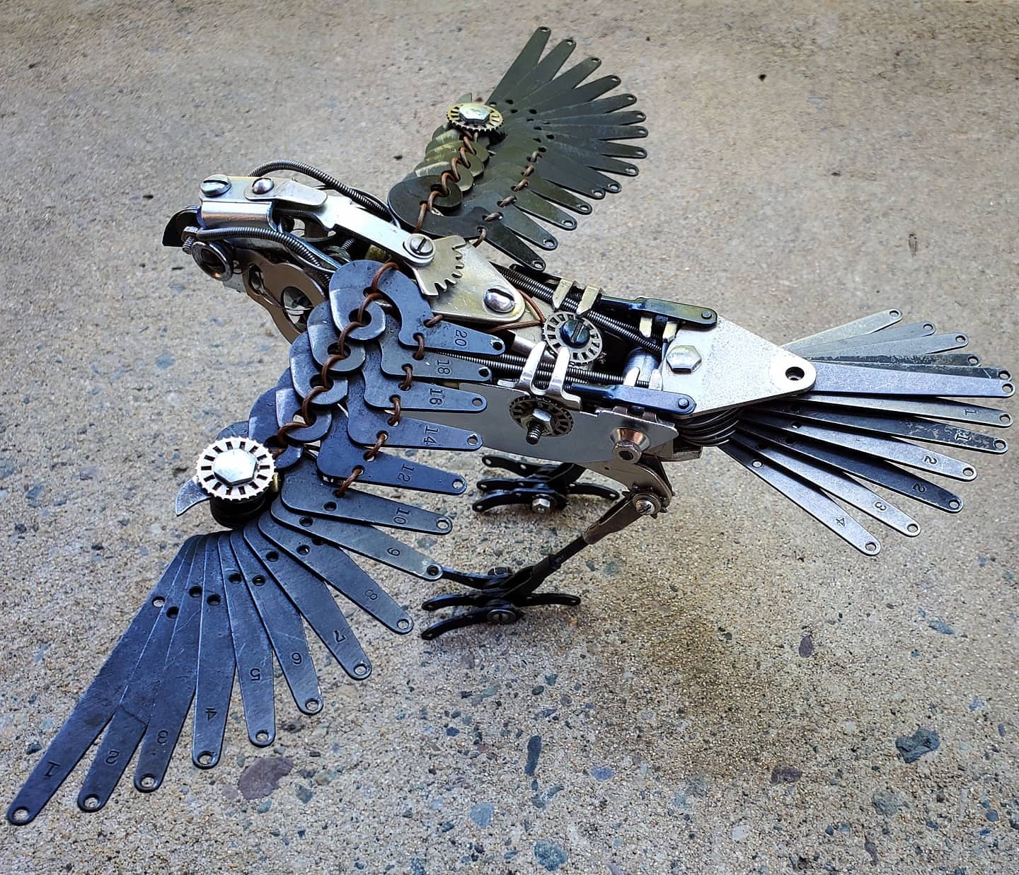 JEREMY MAYER ESCULTURA METALICA CON MAQUINAS DE ESCRIBIR AVE ALAS
