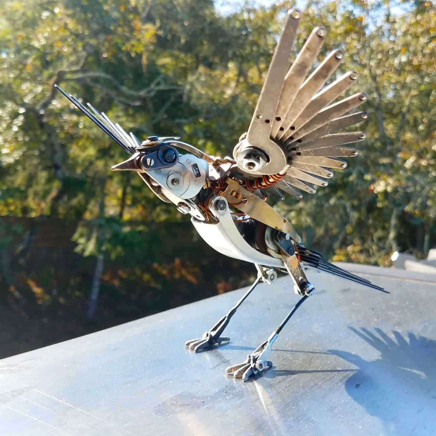 JEREMY MAYER ESCULTURA METALICA CON MAQUINAS DE ESCRIBIR AVE VUELO