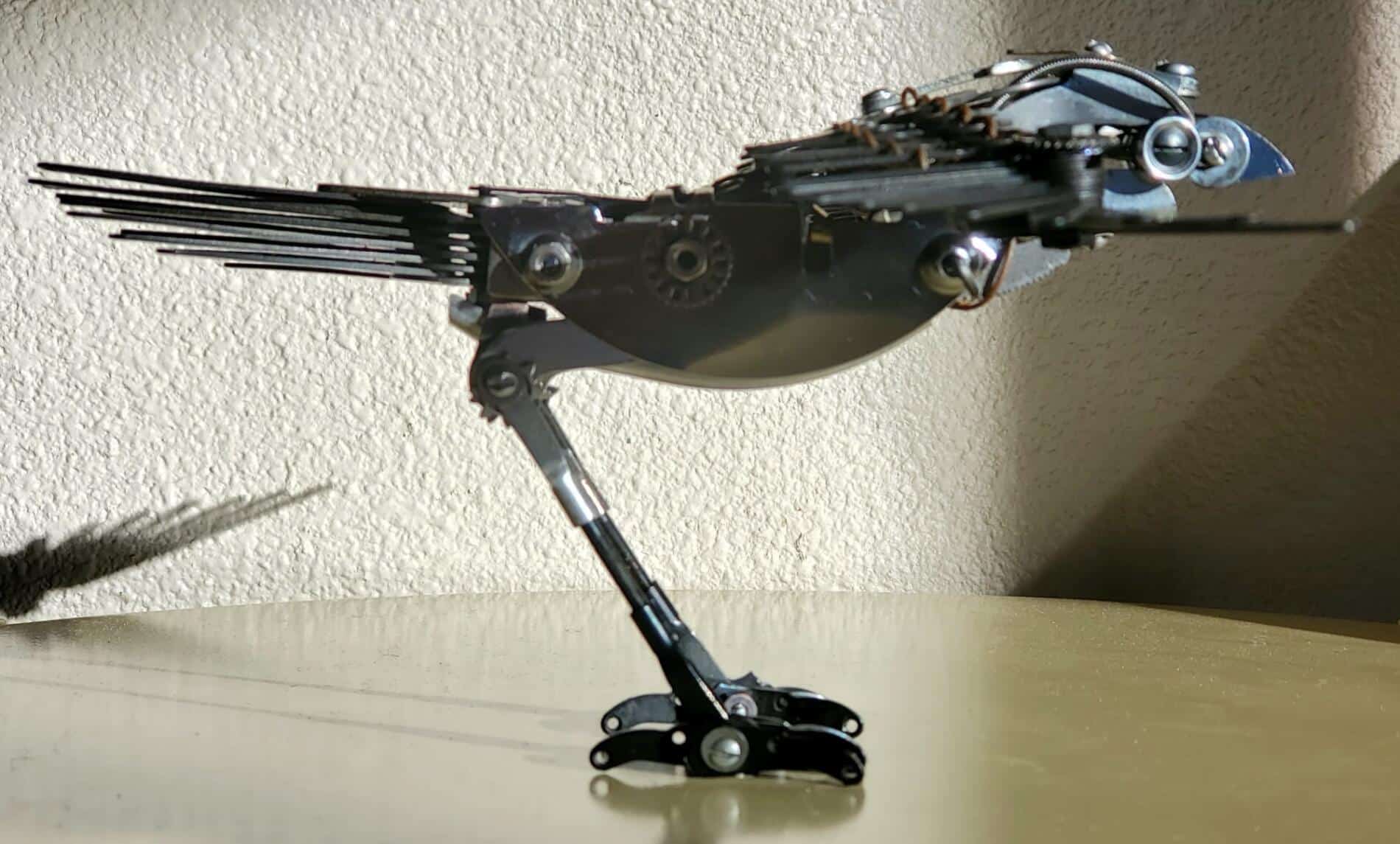 JEREMY MAYER ESCULTURA METALICA CON MAQUINAS DE ESCRIBIR AVES