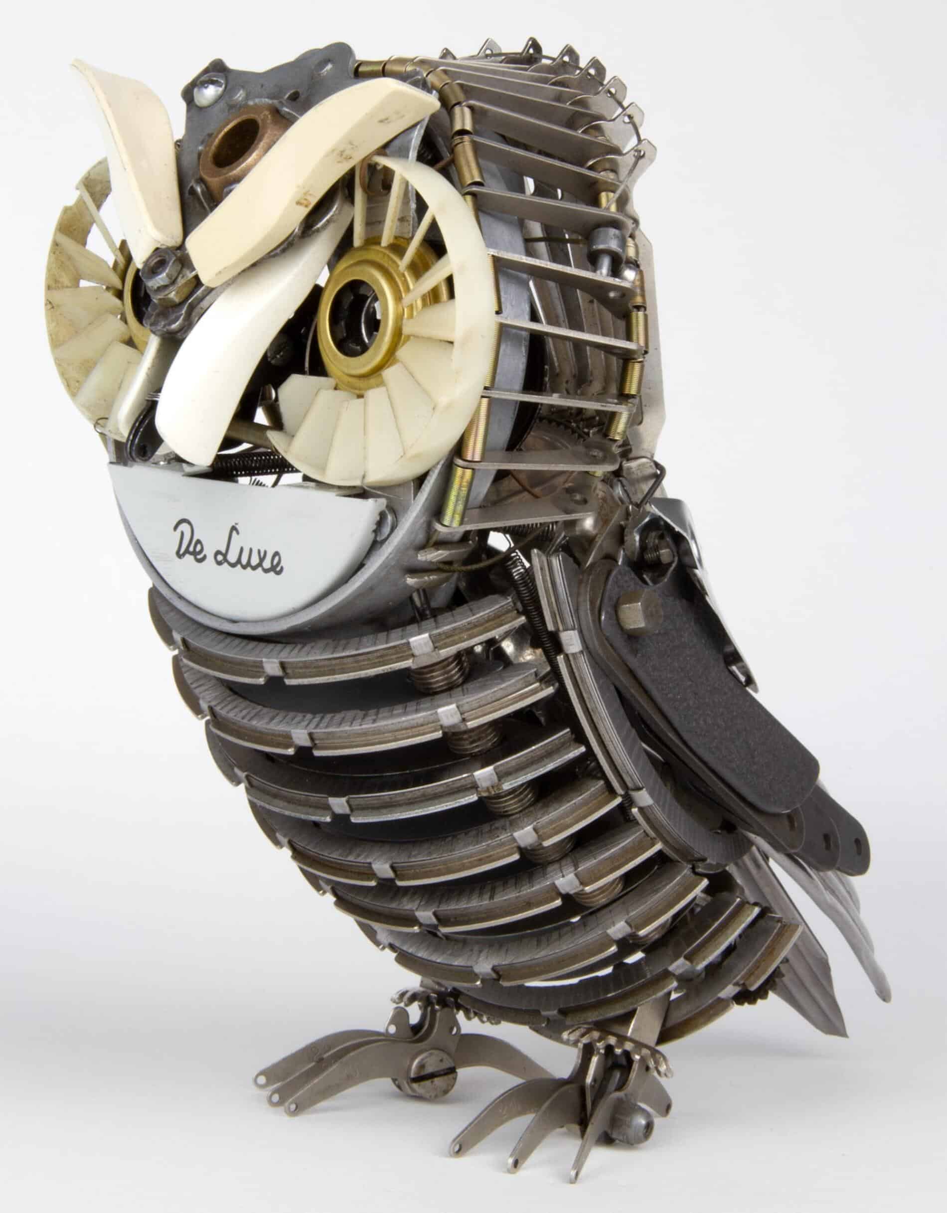 JEREMY MAYER ESCULTURA METALICA CON MAQUINAS DE ESCRIBIR BUHO