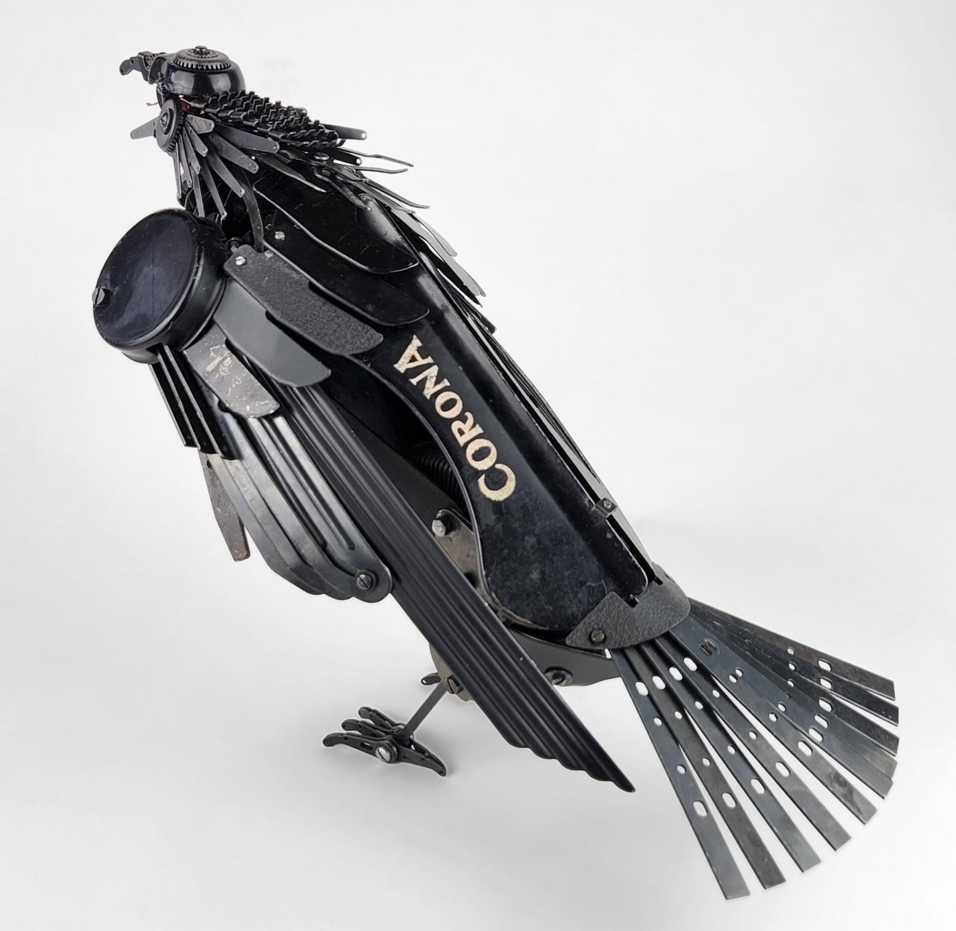 JEREMY MAYER ESCULTURA METALICA CON MAQUINAS DE ESCRIBIR CUERVO NEGRO CORONA