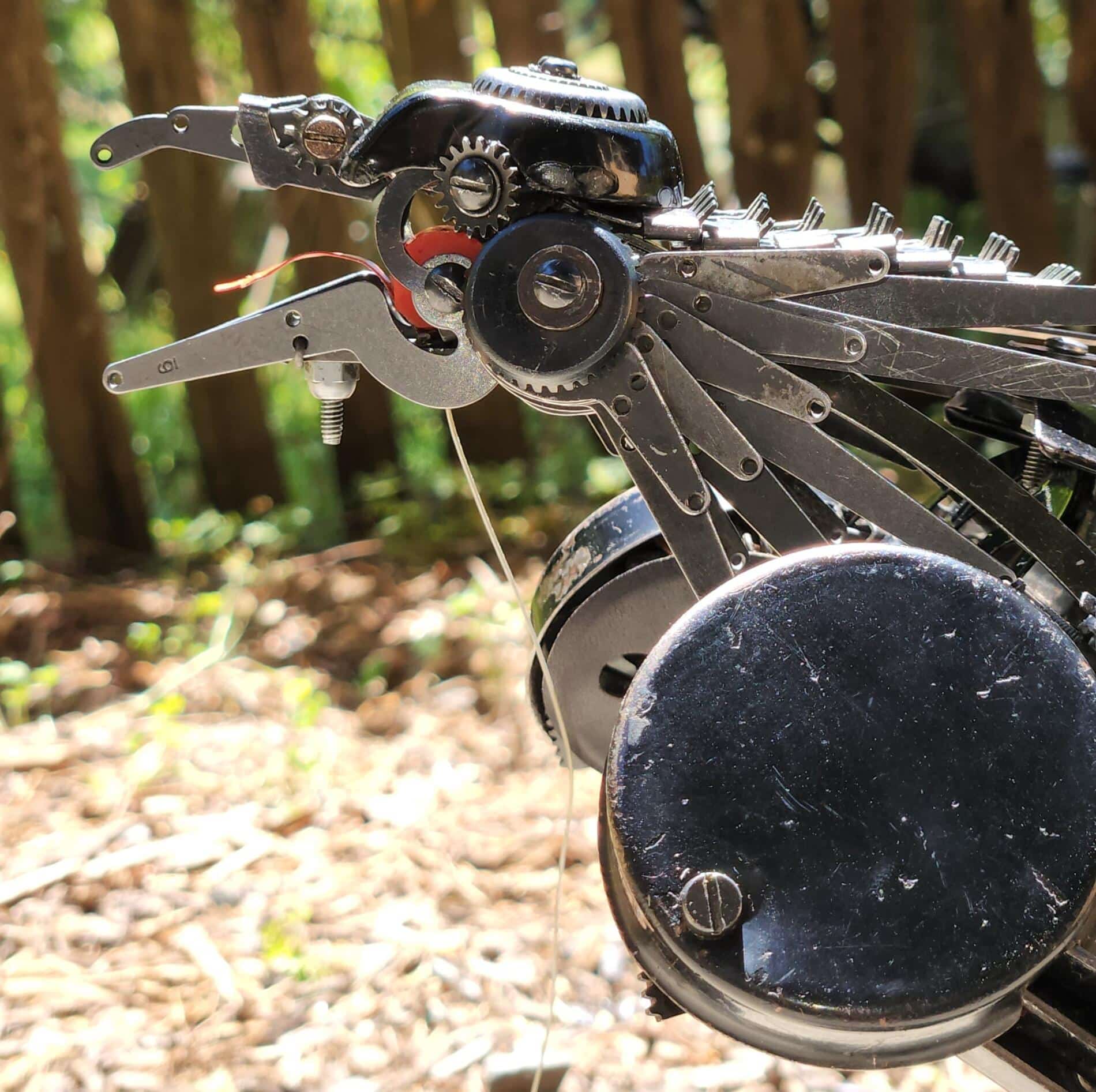 JEREMY MAYER ESCULTURA METALICA CON MAQUINAS DE ESCRIBIR PICO DE AVE