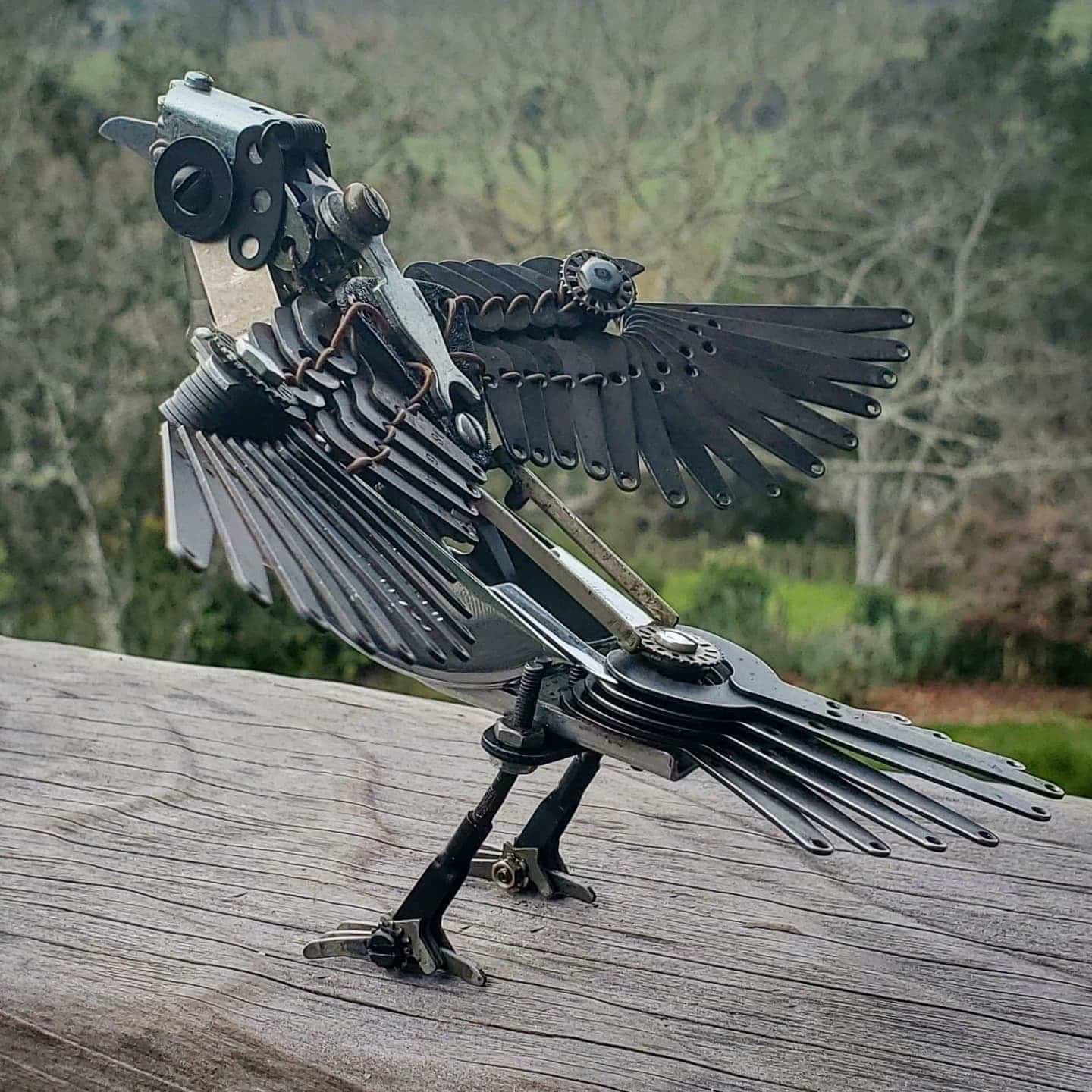 JEREMY MAYER ESCULTURA METALICA CON MAQUINAS DE ESCRIBIR PLUMAS