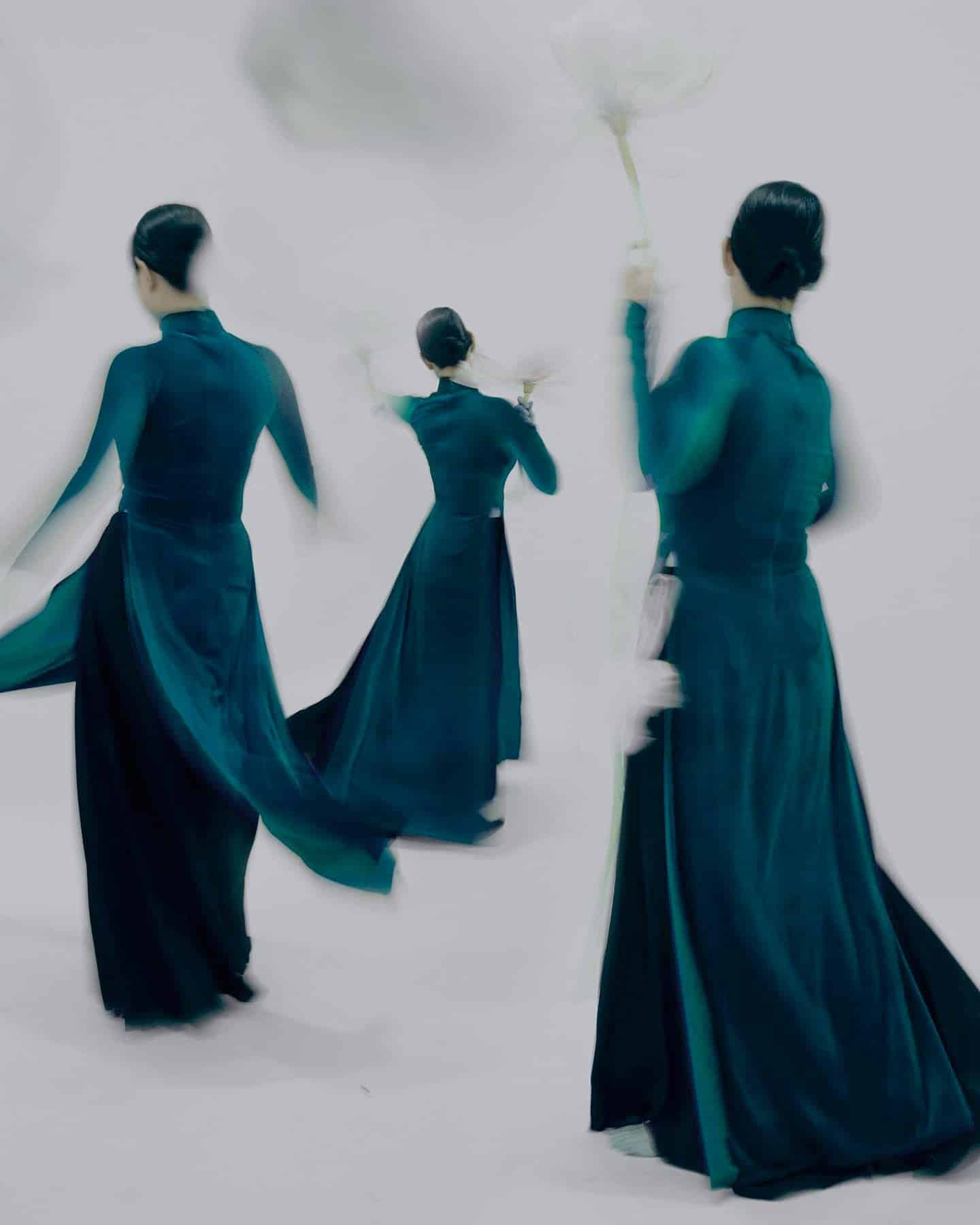 Chiron Duong fotografia de moda Ao Dai emotiva fantasmagorico azul