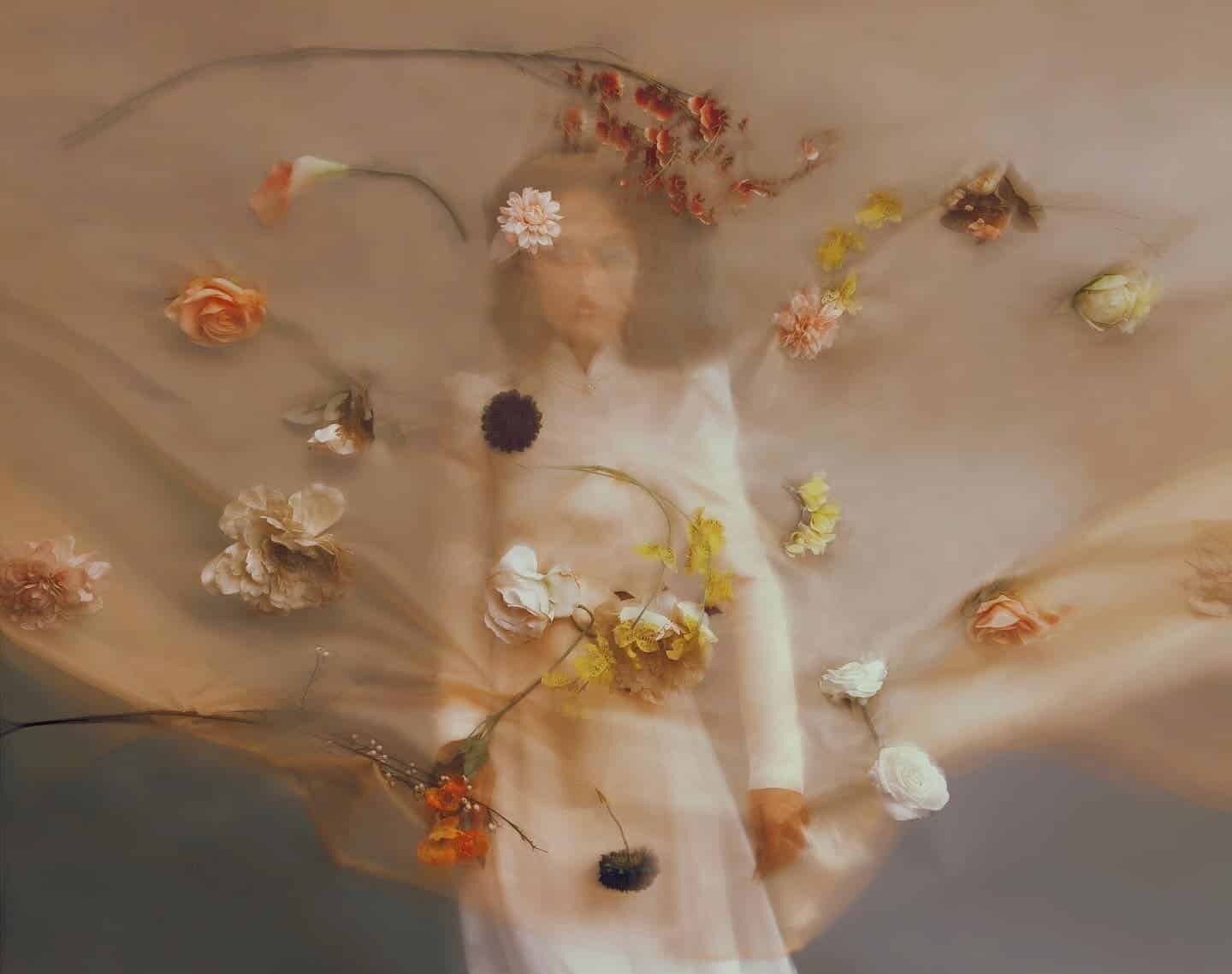 Chiron Duong fotografia de moda Ao Dai emotiva fantasmagorico