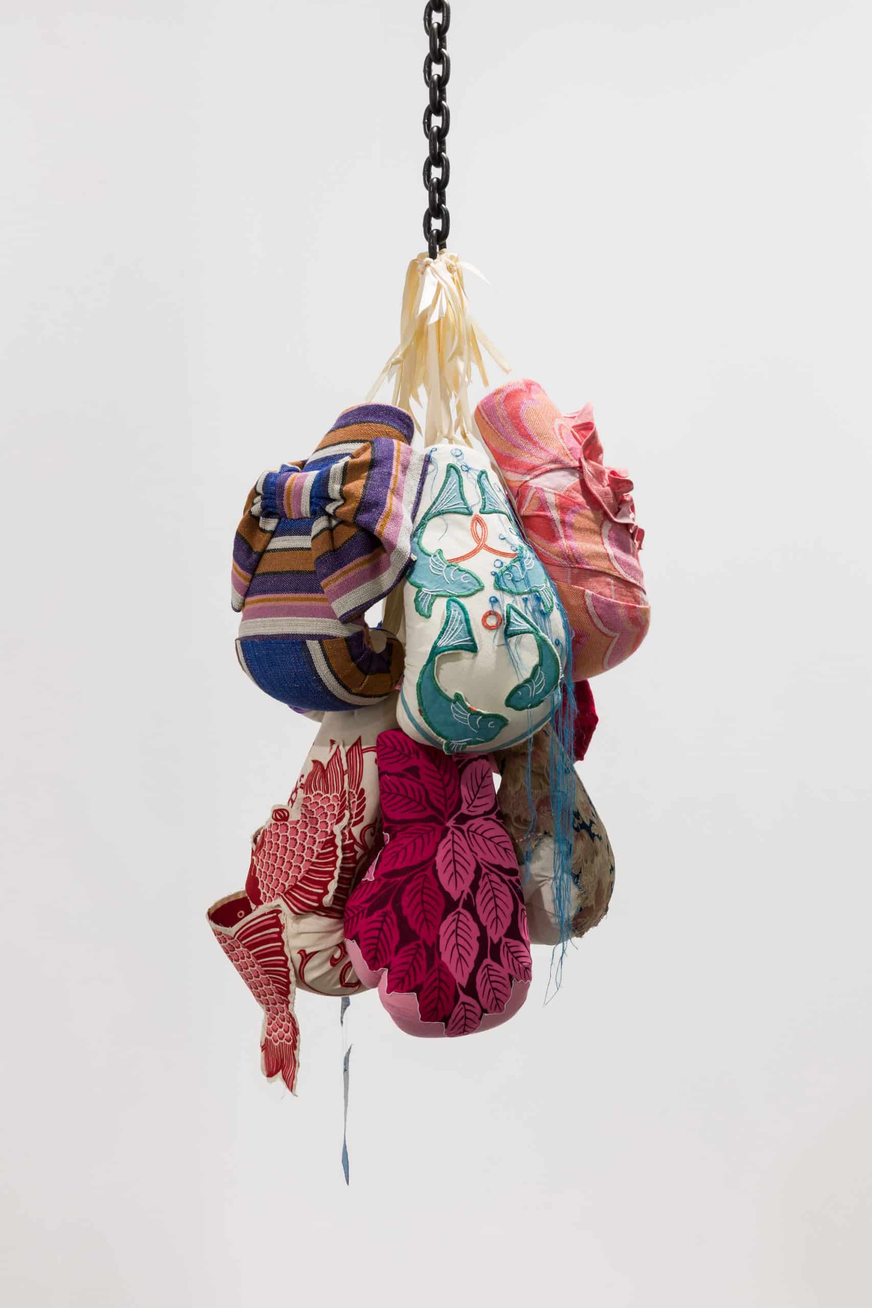 Zoe Buckman obra textil guantes de boxeo colores